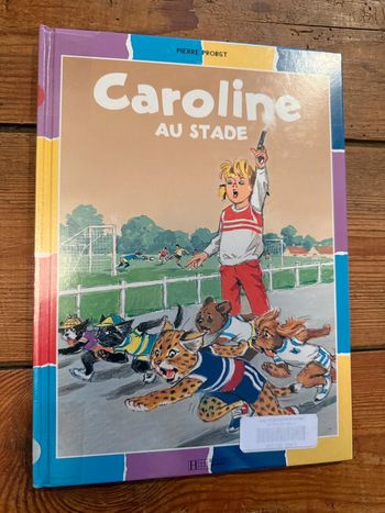Livre rare édition damiers Caroline au Stade sport Pierre Probst Hachette