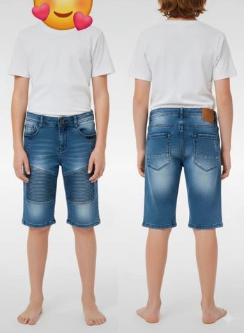 Bermuda en jeans bleu clairement inspiré de la mode streetwear/biker
