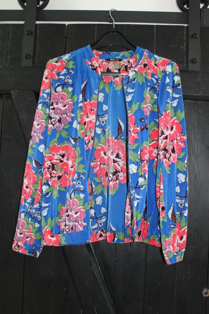 Veste bleue avec fleurs rose/rouge - photo numéro 8