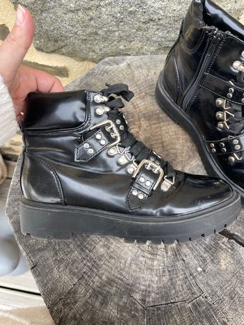 Bottines style biker noir à clous argentée - Nasty Gal 