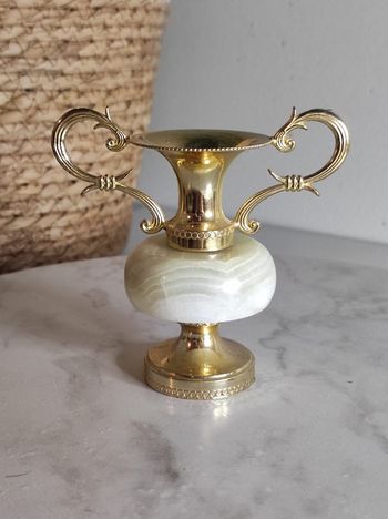 Vase décoratif en laiton et albâtre