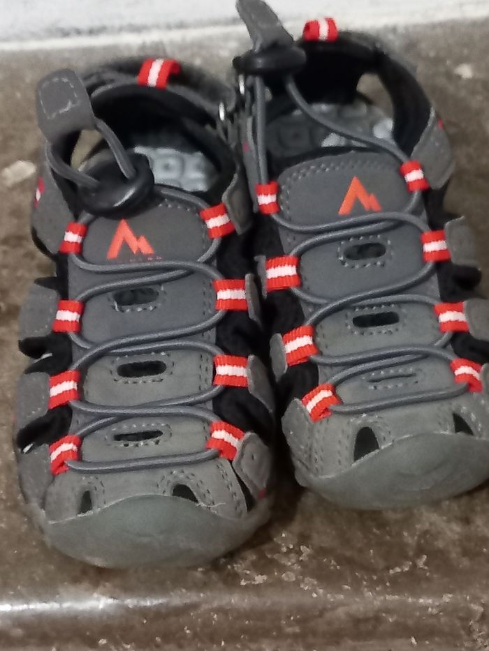 Jolies sandales garçon Mc Kinley grise et rouge 25