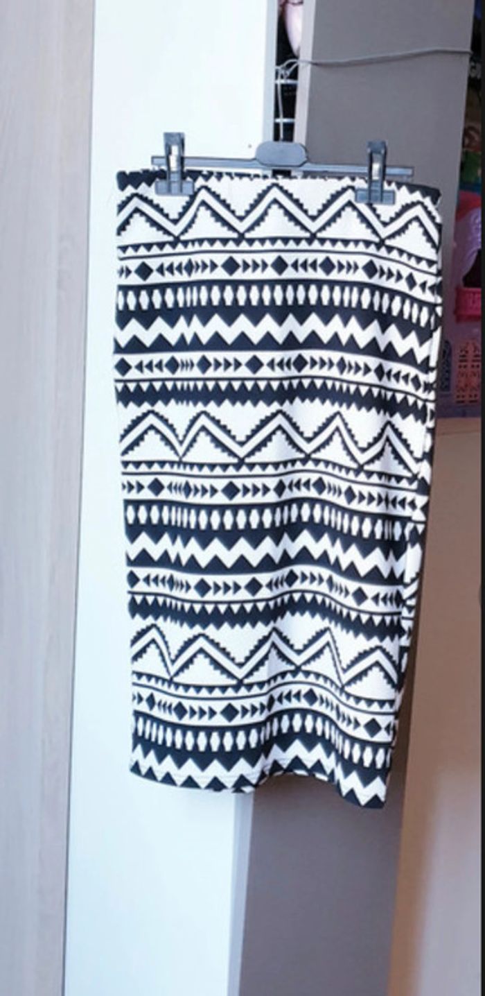 Neuve!!Tres jolie jupe tube moulante taille L - photo numéro 4