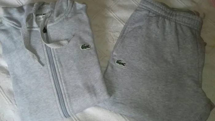 Ensemble survêtement Lacoste taille XS ou 2