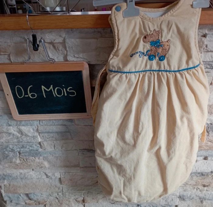 Turbulette taille 0-6mois en bon état couleur jaune pâle