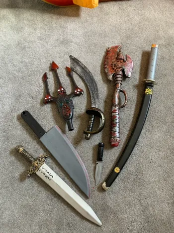 Lot jouets armés couteaux hache déguisement