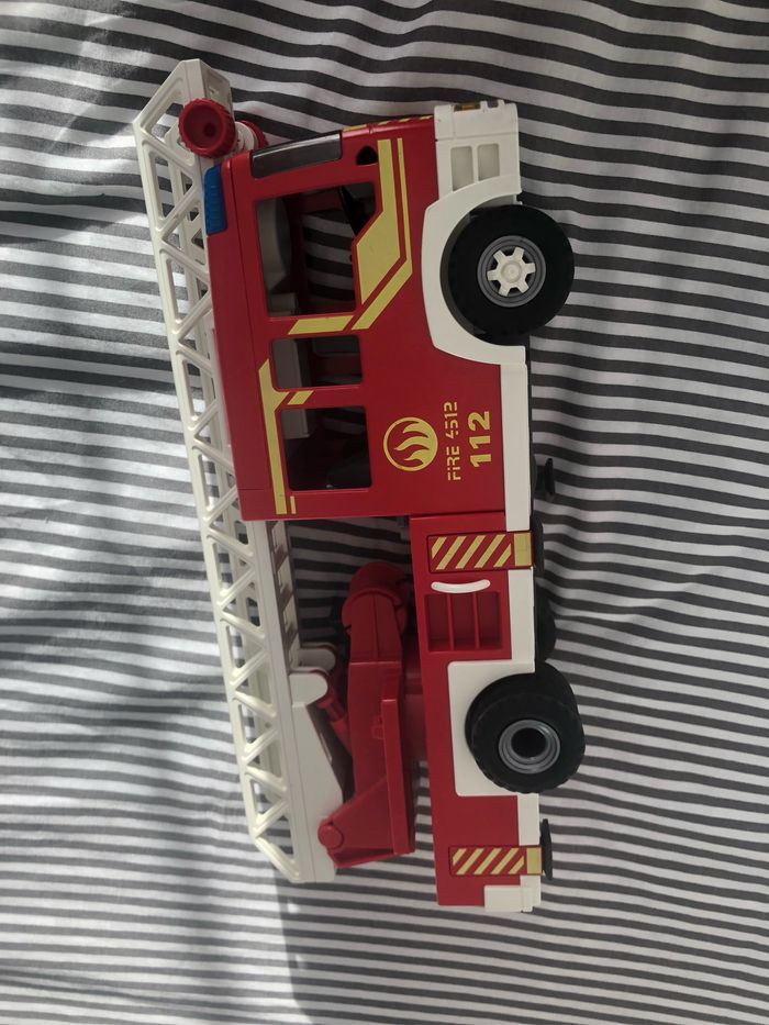 Grand camion de pompier rouge - photo numéro 8