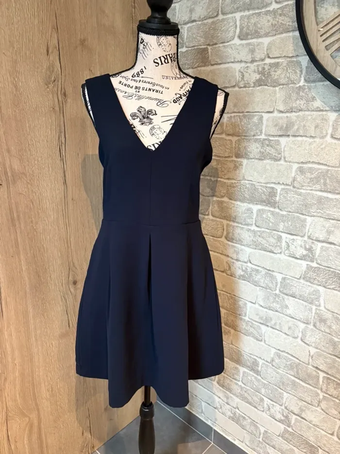 Robe bleue nuit chic dos nu avec un noeud taille 2