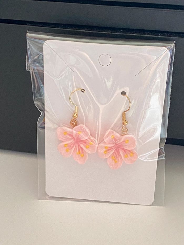 Très jolies boucles d’oreilles fleur rose clair