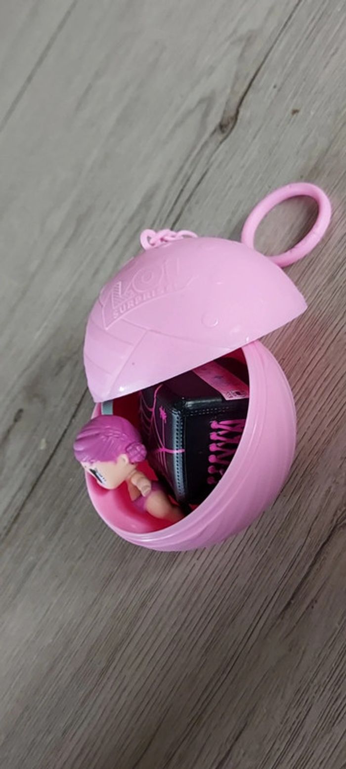 Boule rose porte clef LOL Surprise, avec poupée et accessoires - photo numéro 4