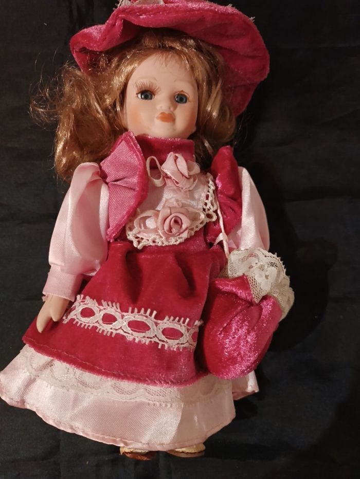 Poupée en porcelaine - photo numéro 3