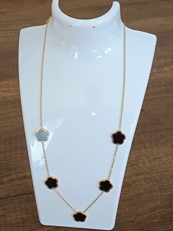 Collier fleurs cinq pétales tendance