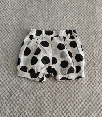Magnifique Short Bouffant Bébé Fille  – Motifs Pois Noir et Rose et gris✨ Craquez pour ce short trop mignon pour votre petite princesse ! ✨
Ce petit short bouffant est parfait pour les journées ensoleillées. Avec ses gros pois noirs texturés et ses délica