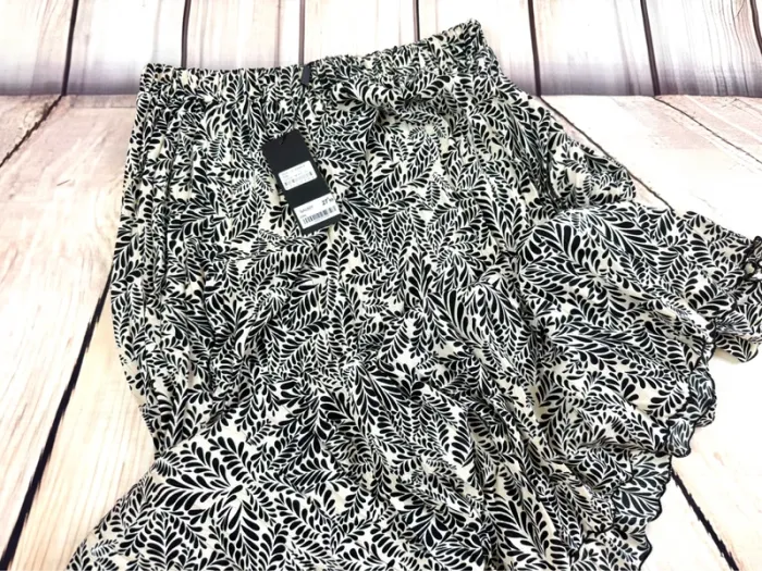 Jupe longue légère fluide et plissée noir et blanche et or motif feuillage - L - papillonne