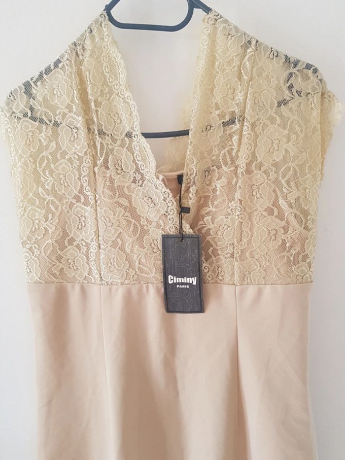 Robe sans manches dentelle chic
