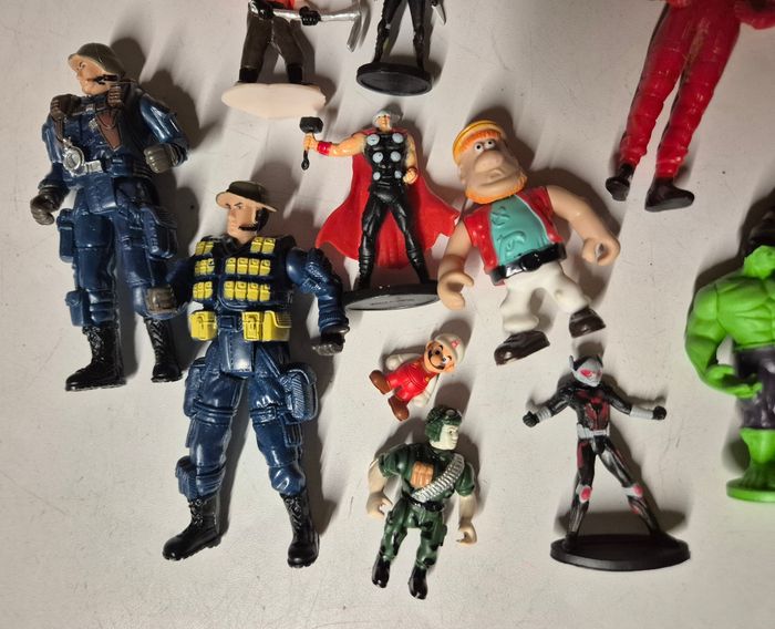 Lot 15 figurines divers personnages marvel de comics Mario etc - photo numéro 5