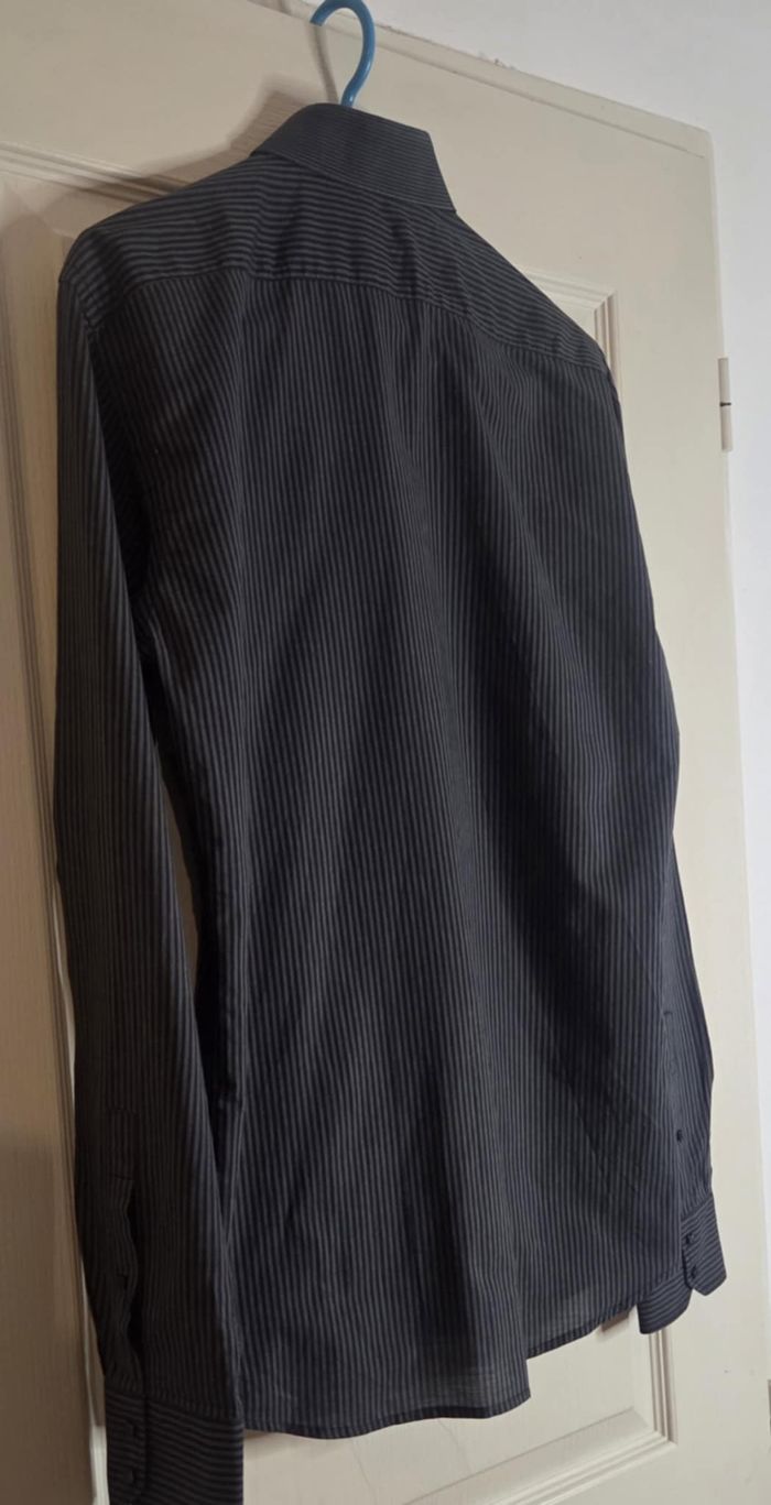 LAGERFELD – CHEMISE HOMME RAYÉE NOIR/GRIS – T48 (M) – 100% COTON – EXCELLENT ÉTAT - photo numéro 2