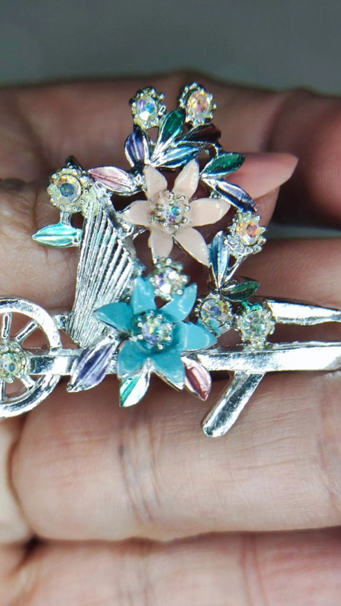 Broche brouette de fleurs - photo numéro 2