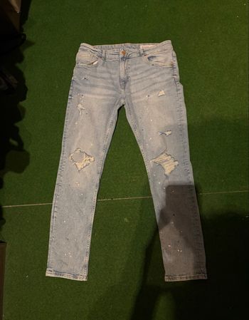 Jeans  déchirer avec peinture dessus 