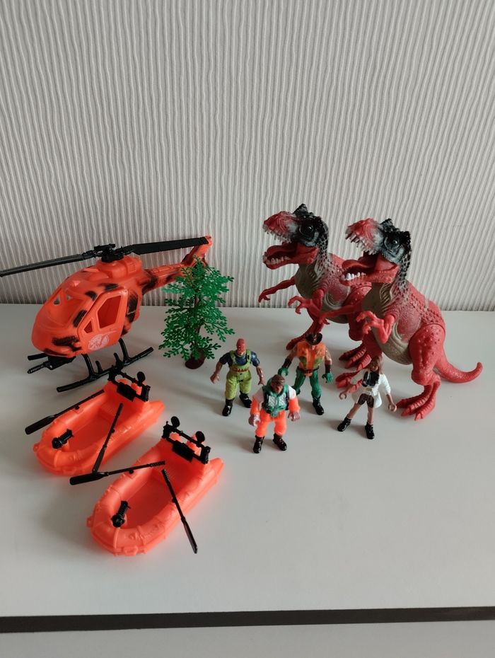 Ensemble jouets monde dinosaures