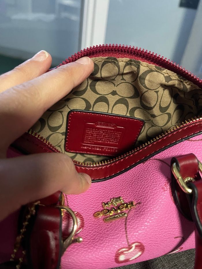 Sac Coach cerise et porte clé - photo numéro 3