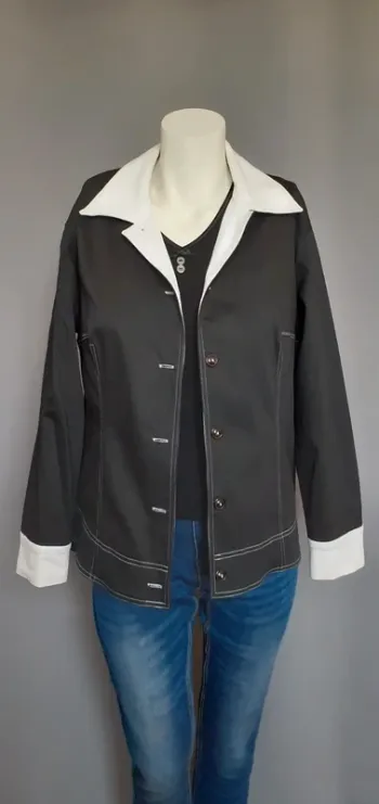 Jolie veste noire et blanche.