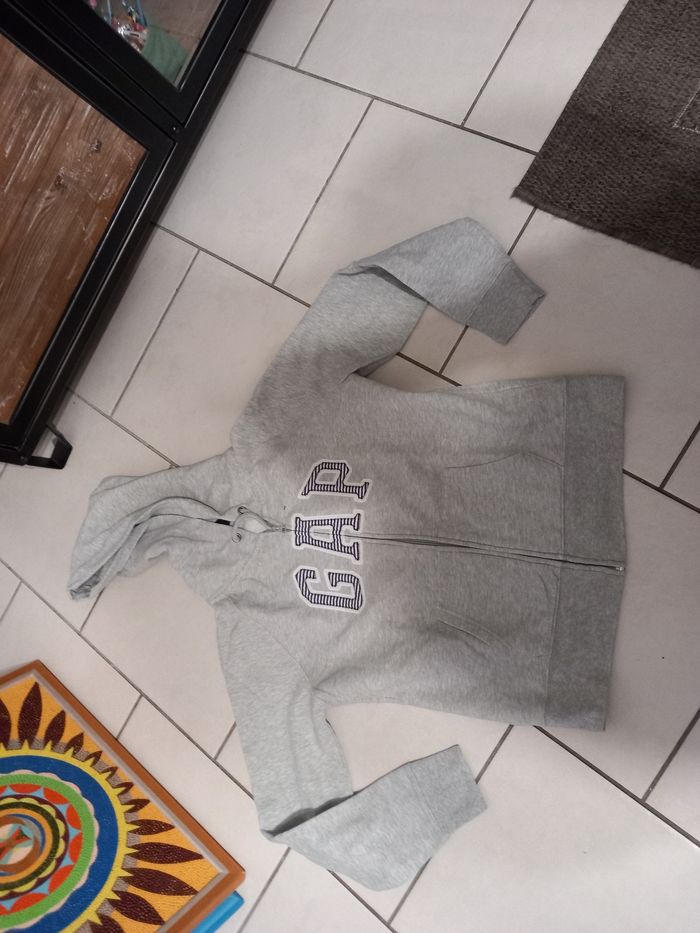 Gilet zippe gris à capuche gap taille l enfant tbe