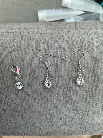 Boucles d’oreille et breloque argentée neuve