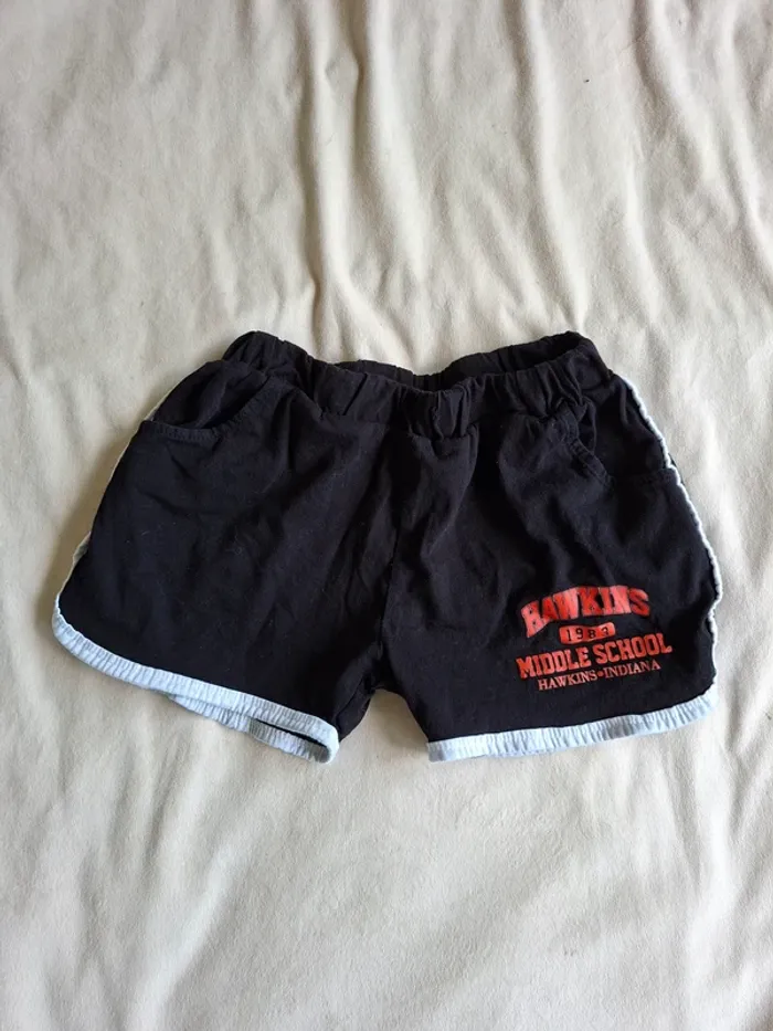 short noir écriture en rouge Hawkins, taille XS, en très bon état