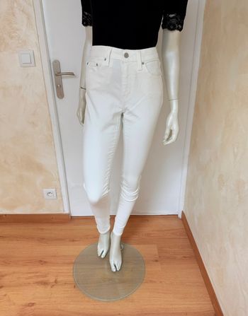 Jean Levi’s 721 High-Rise Skinny – Taille 27/32 – blanc crème – Neuf avec étiquette