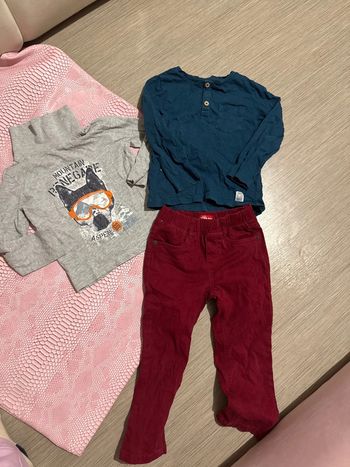 Pantalon jeans bordeaux 4 ans sous pull 4 ans  et tee shirt 4 ans