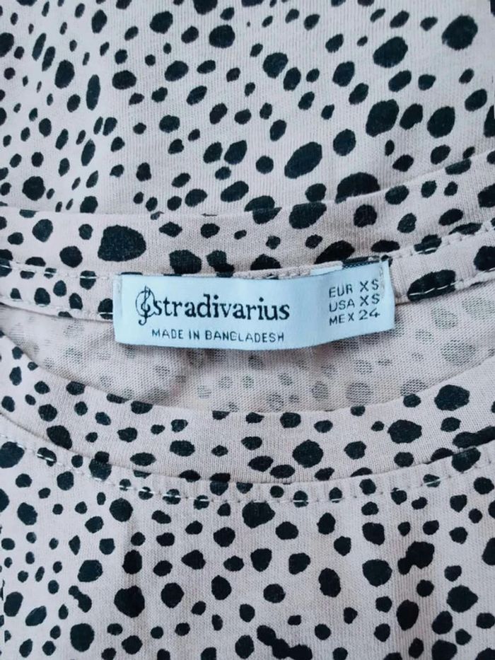 T-shirt  Stradivarius  beige imprimé pois noirs,  taille XS, allure  casual  chic - photo numéro 3