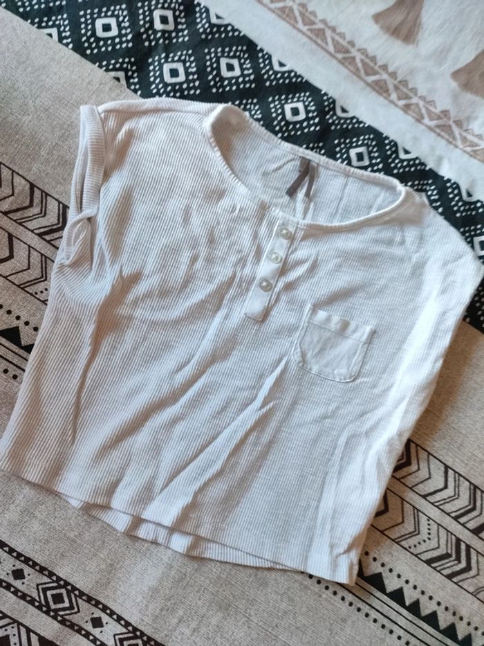 T-shirt blanc court avec bouton - photo numéro 3