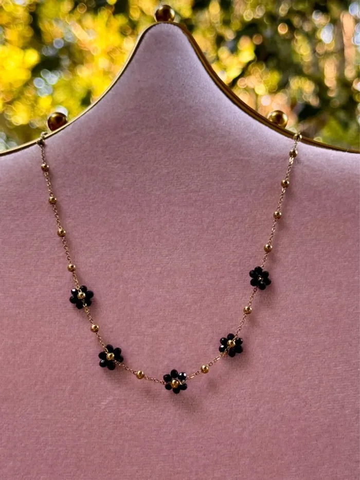 Collier chaîne réglable acier inoxydable or boules fleurs perles noires