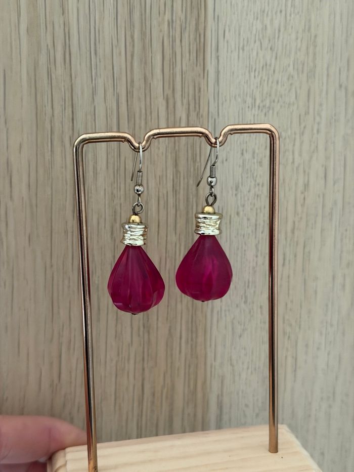 Boucles d'oreilles pendantes fushia - photo numéro 2