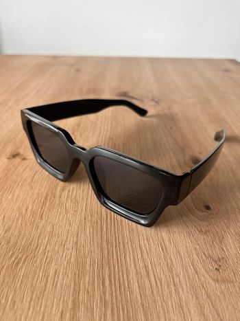 Lunettes de soleil noires vintage neuves