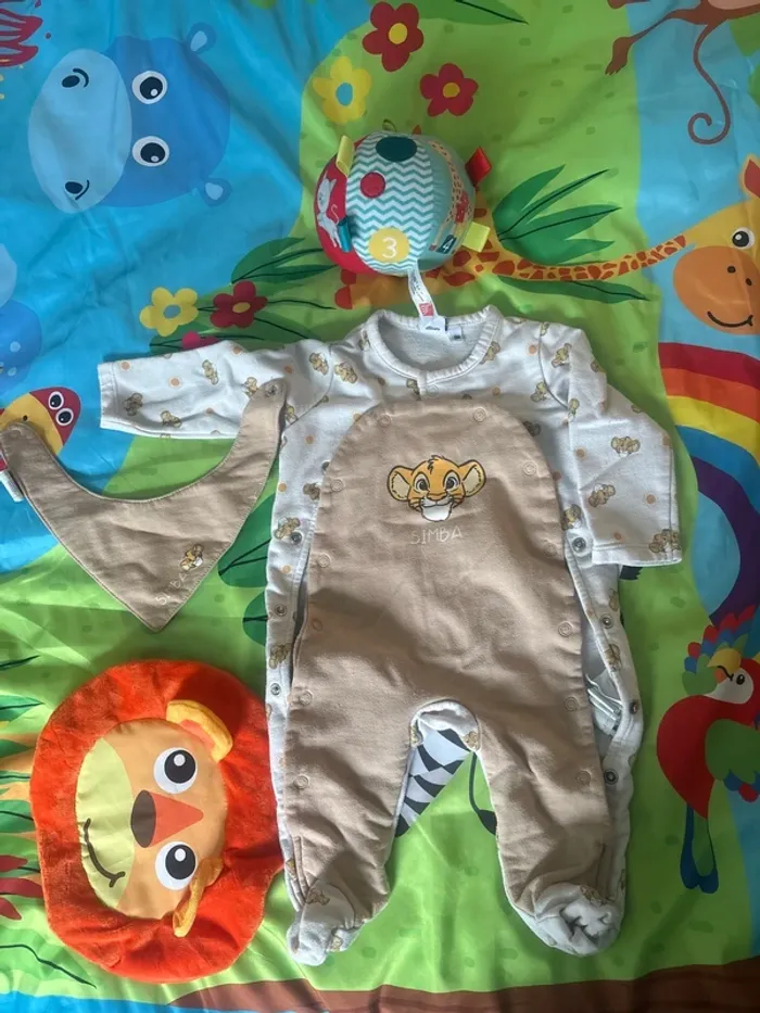 Pyjama polaire 3 mois disney + bavoir