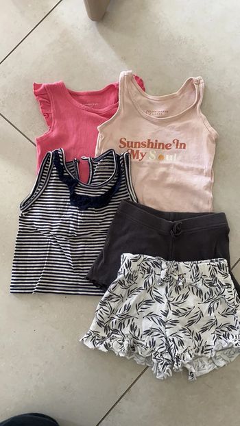 3 débardeurs 2 shorts