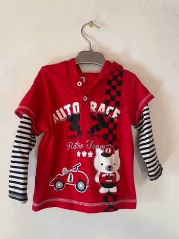 Haut garçon effet superposé 🏁❤️ 18 mois – Style racing & capuche – Look fun