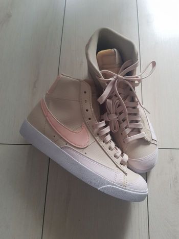 Magnifique baskets Nike Authentique pointure 38.5 neuve