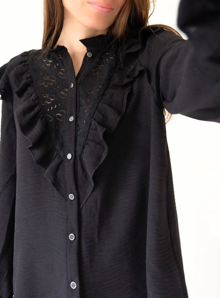 🌟 Blouse noir avec décolleté en broderie et volant - photo numéro 2