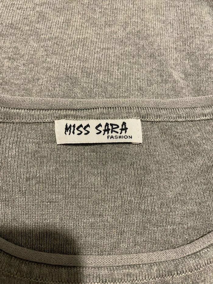 T-shirt manche courte ouverte extensible gris clair perles blanc col rond Miss Sara taille 36 - photo numéro 5