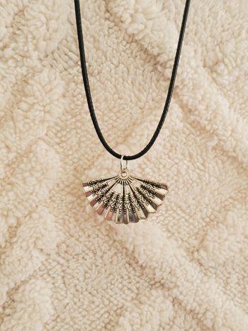 Collier avec un pendentif en forme d'eventail