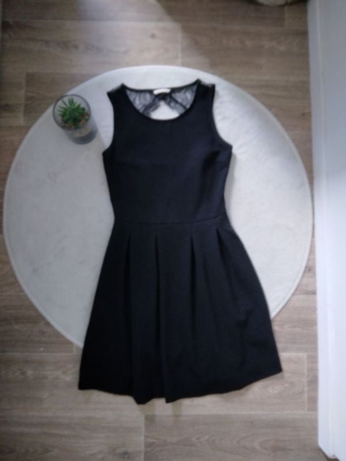 Robe avec de la dentelle dans le dos