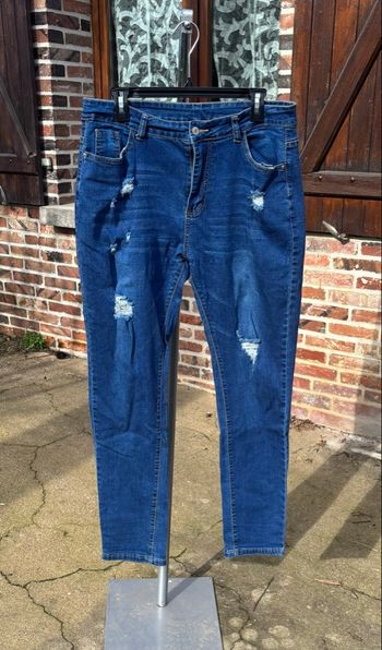 💙 Jean slim à trou bleu délavé à détails usés – Taille44