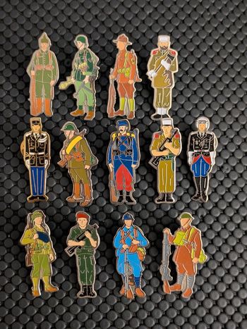 Lot de 13 pin's militaire armée gendarmerie