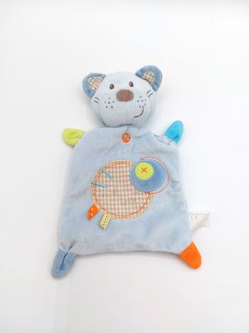 Doudou plat chat bleu Nicotoy vert orange rond carreaux croix lire descriptif svp