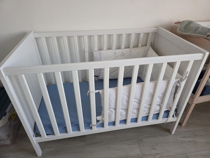 Lit bébé + tour de lit + draps housse ×2 + matelas