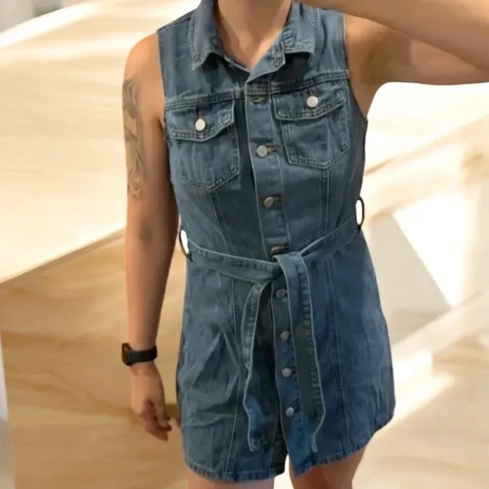 Robe courte en jean denim 💙 boutonnée & ceinturée | tendance été automne 2025