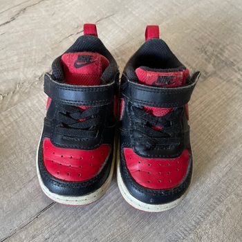 Très jolie paire de Nike garçon taille 21